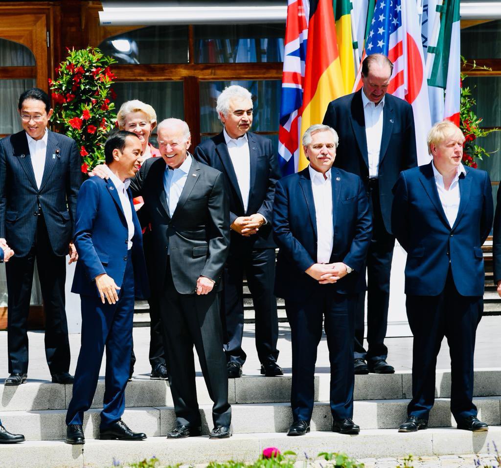 Akhiri KTT G7 Jerman, Jokowi dan  Joe Biden Rangkulan