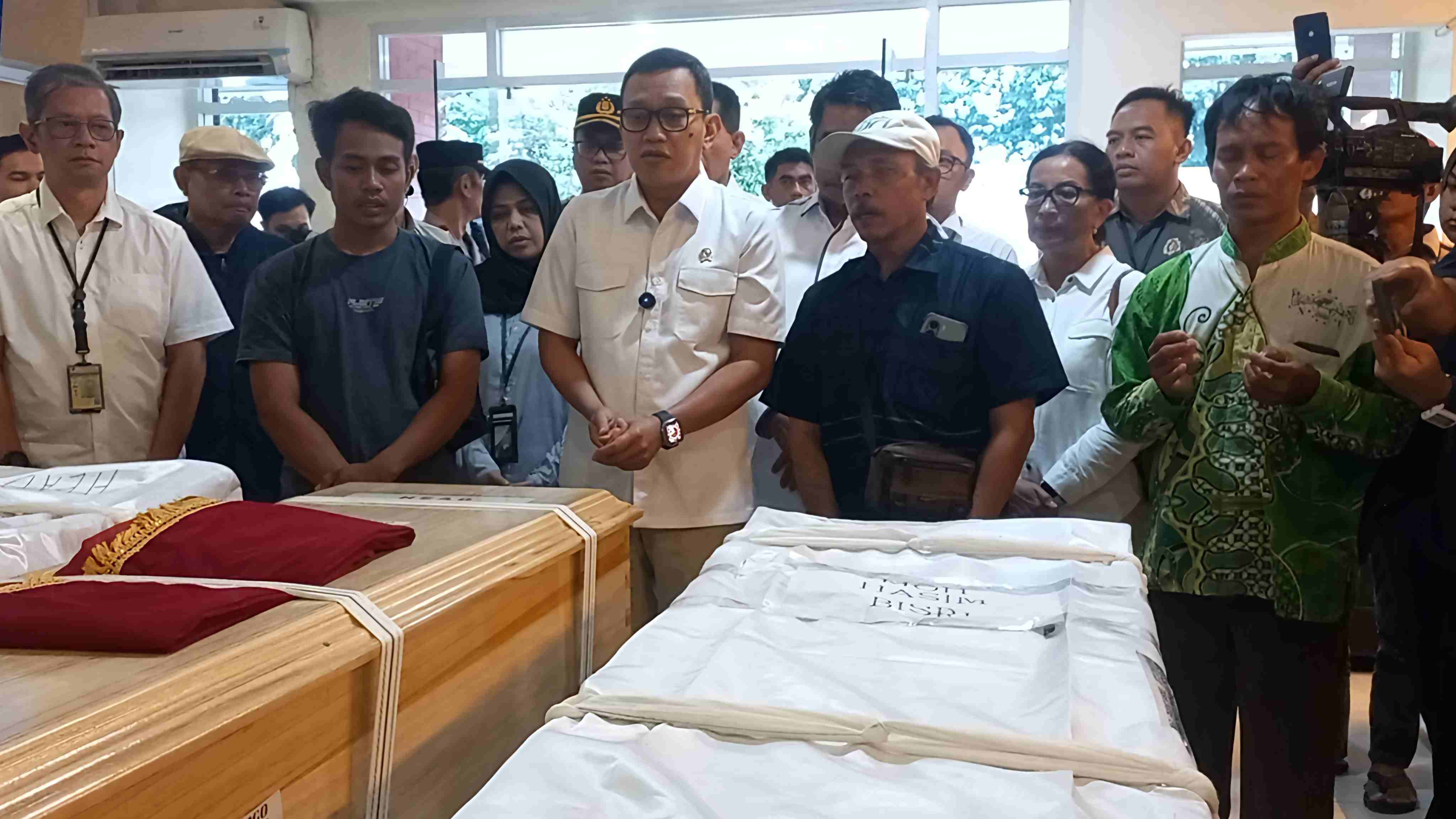 Jemput Pemulangan Jenazah PMI di Bandara Soekarno-Hatta, Menteri Karding Pimpin Doa dan Tahlil Bersama