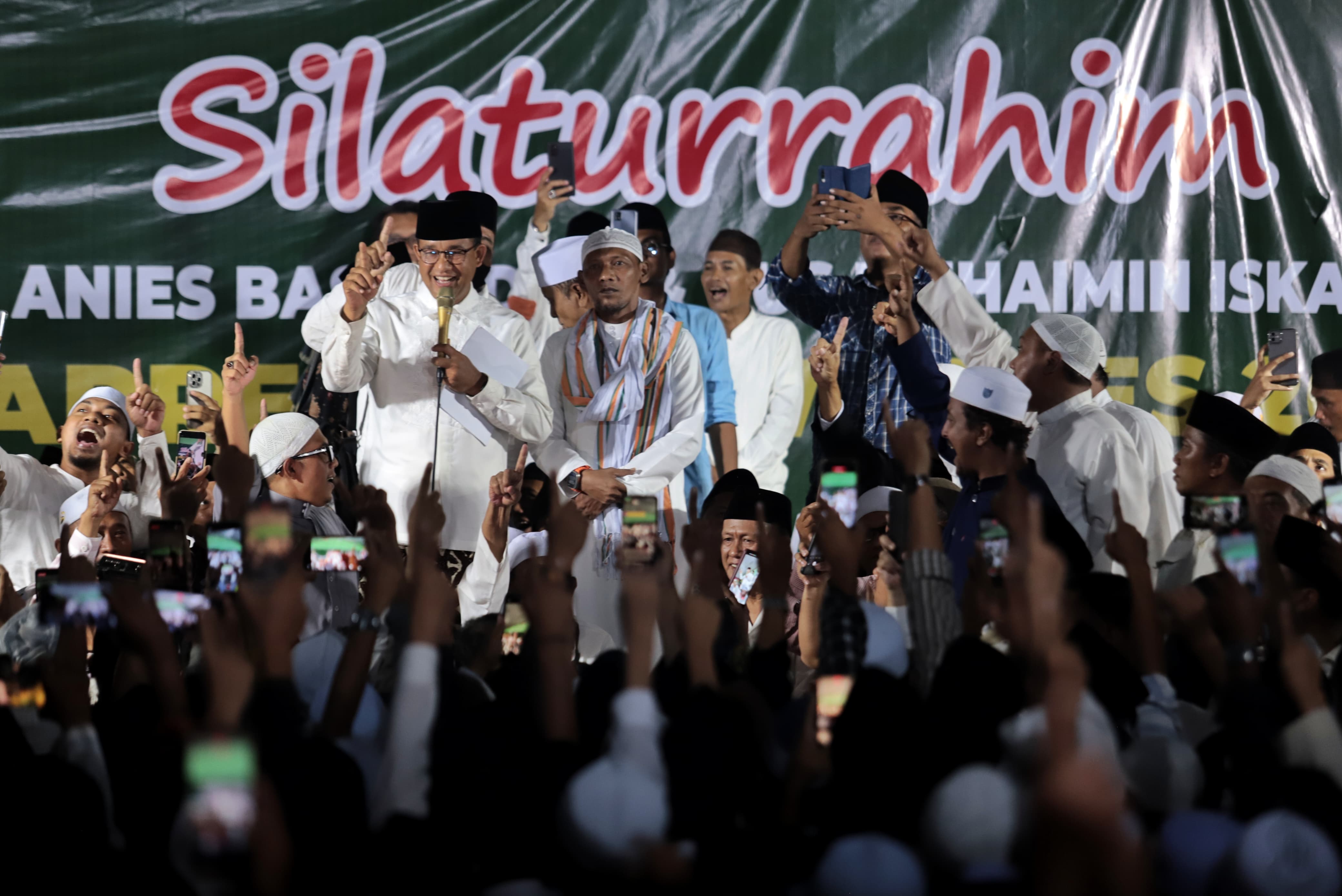 Tak Pedulikan Hujan, Ribuan Santri PP Al Aziziyah Teriakkan Anies Presiden dan Salawat Asyghil untuk Perubahan