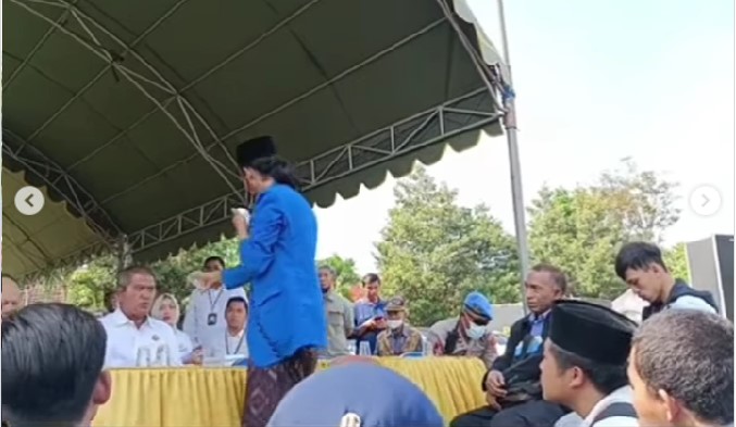 Viral Aktivis Mahasiswa PMII Saiful Amin Siram Pejabat Kediri dengan 'Air Doa': Kita Lihat Potret Pejabat Kita Bisu Semua