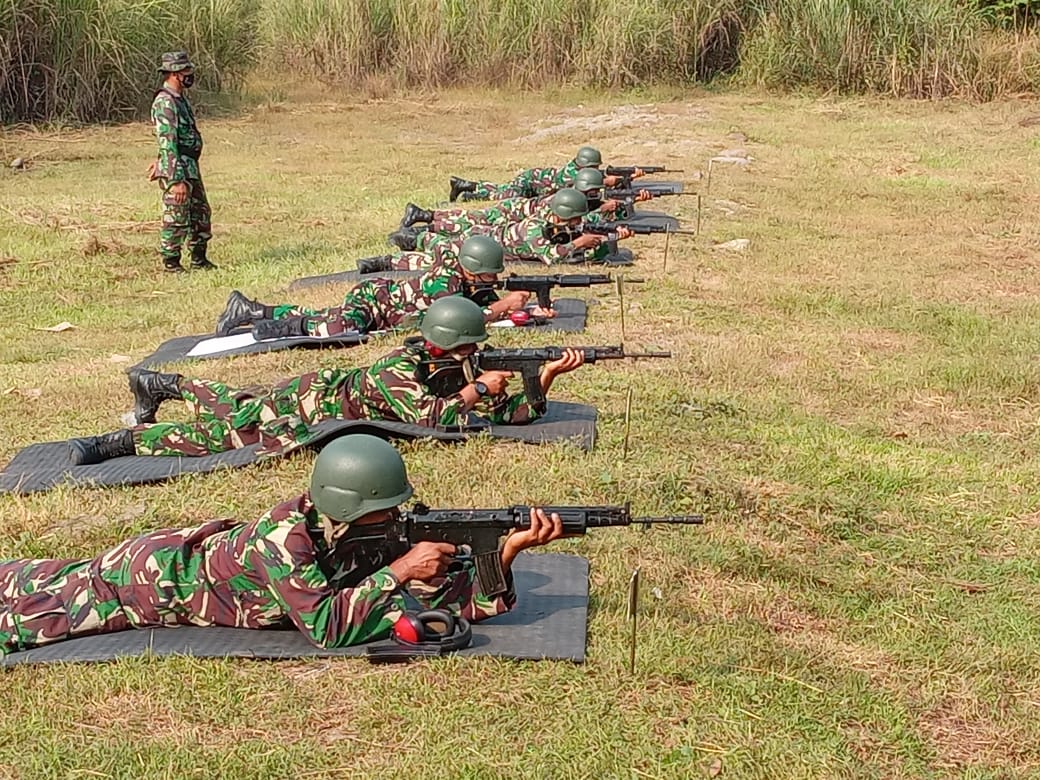 Anggota Korem 063/SGJ Latihan Menembak