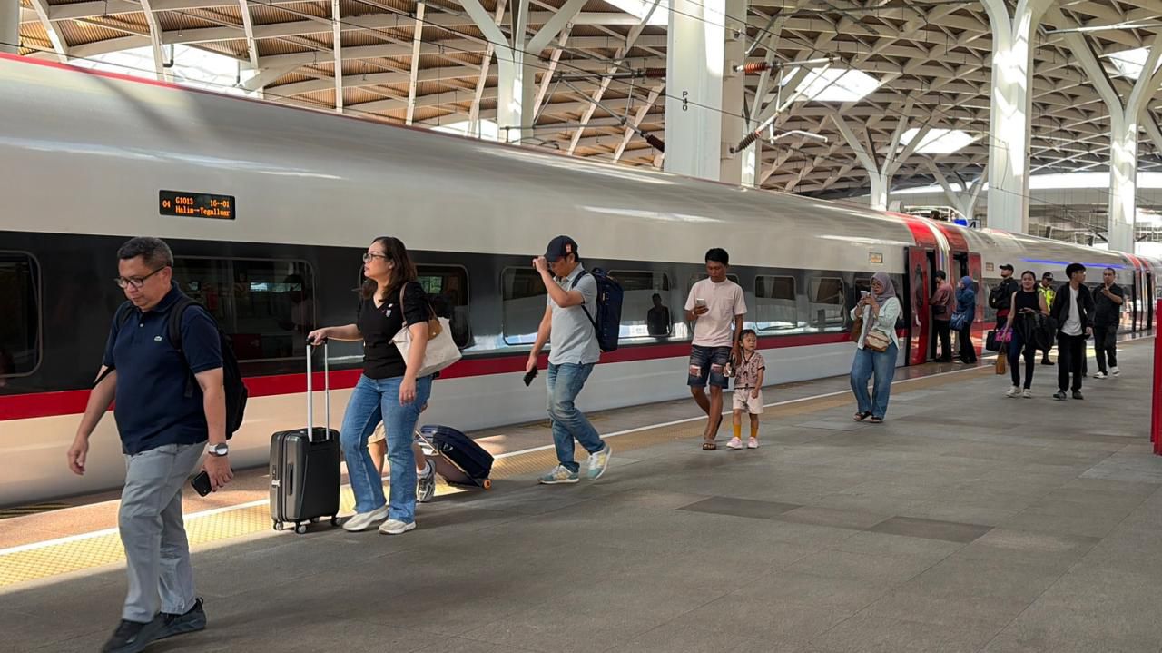 Lebih Satset, 301 Ribu Orang Pilih Naik Whoosh Mudik ke Kampung Halaman