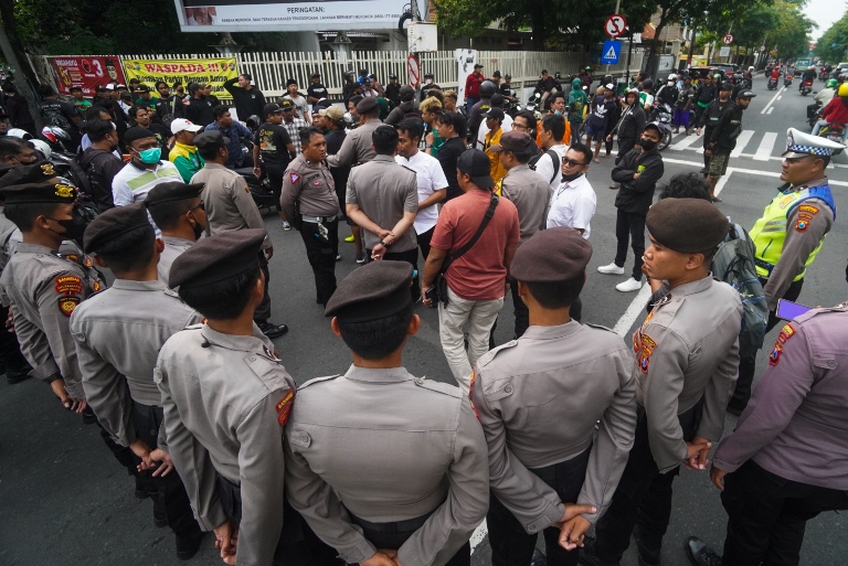 Disangka Aksi Aremania, Pendemo dan Bonek Bentrok