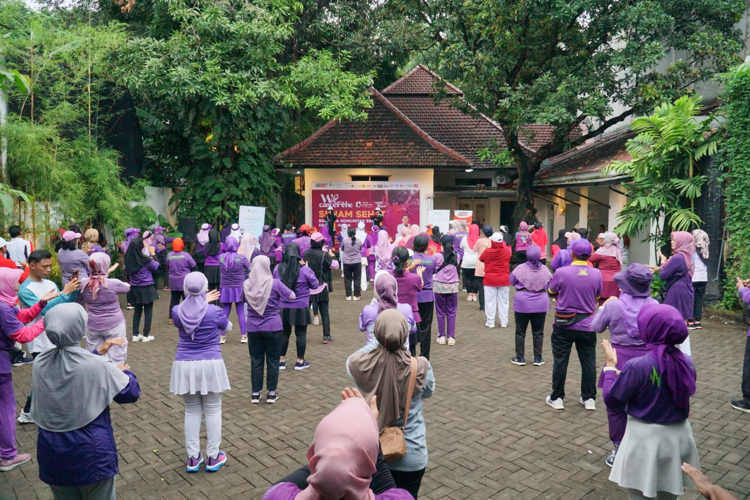 We Cancervive: Komunitas Senam Dahlan Iskan & Adi Husada Peringati Hari Kanker Sedunia di Kantor Harian Disway