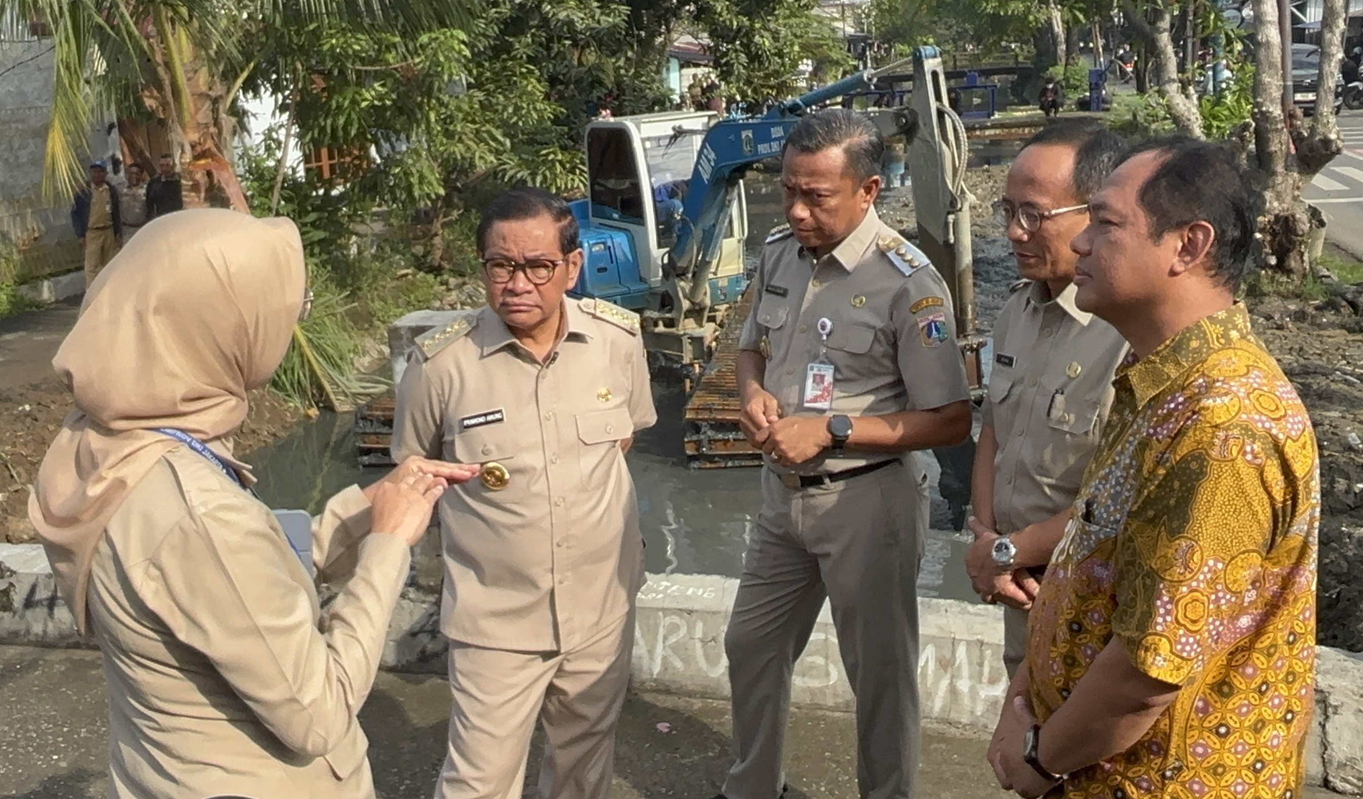 Jakarta Banjir Lagi, Pramono Keruk Kali Irigasi Bekasi di Cakung