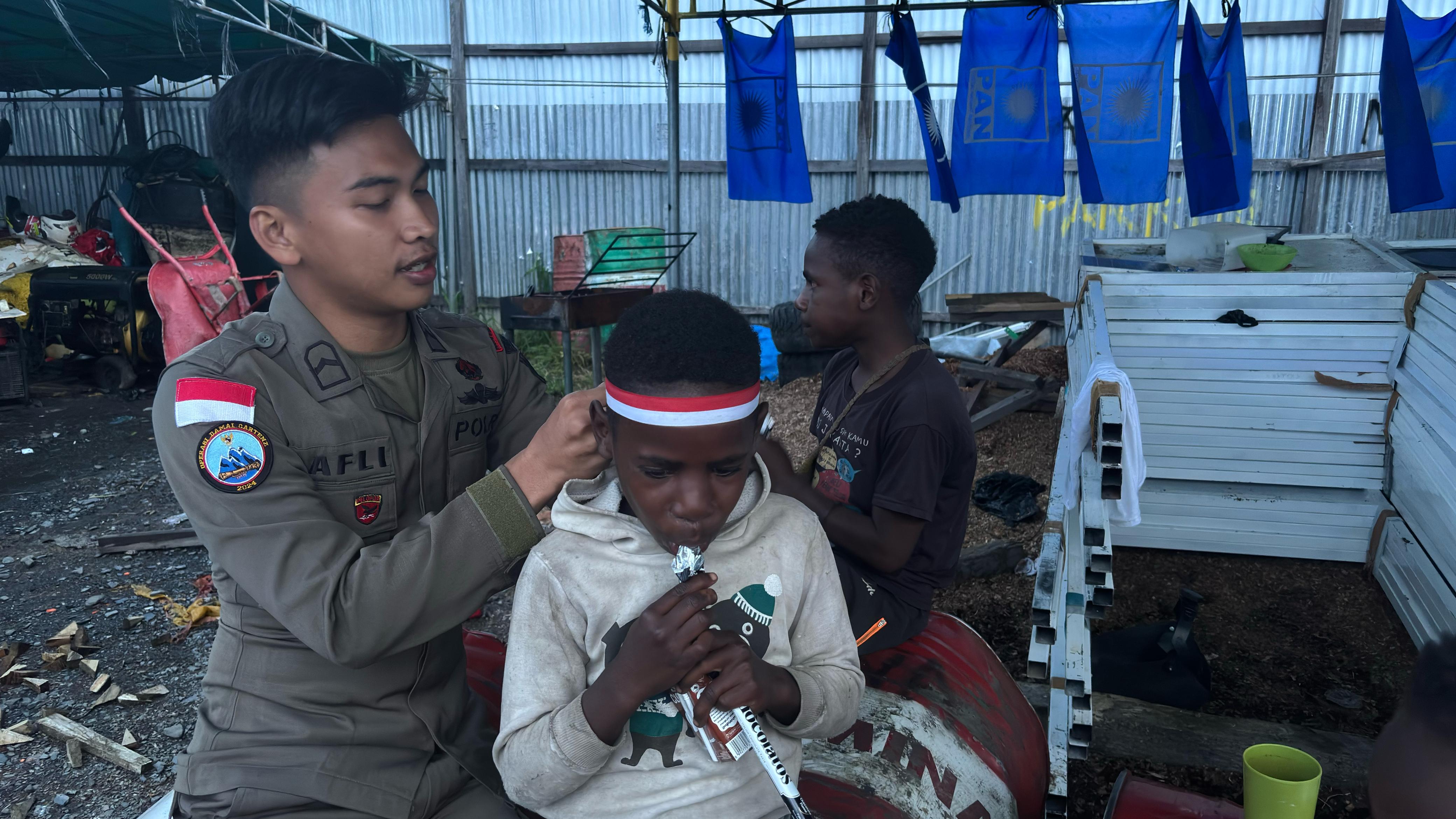 Satgas Humas Damai Cartenz-2025 Berbagi Keceriaan dengan Anak-Anak di Puncak Jaya