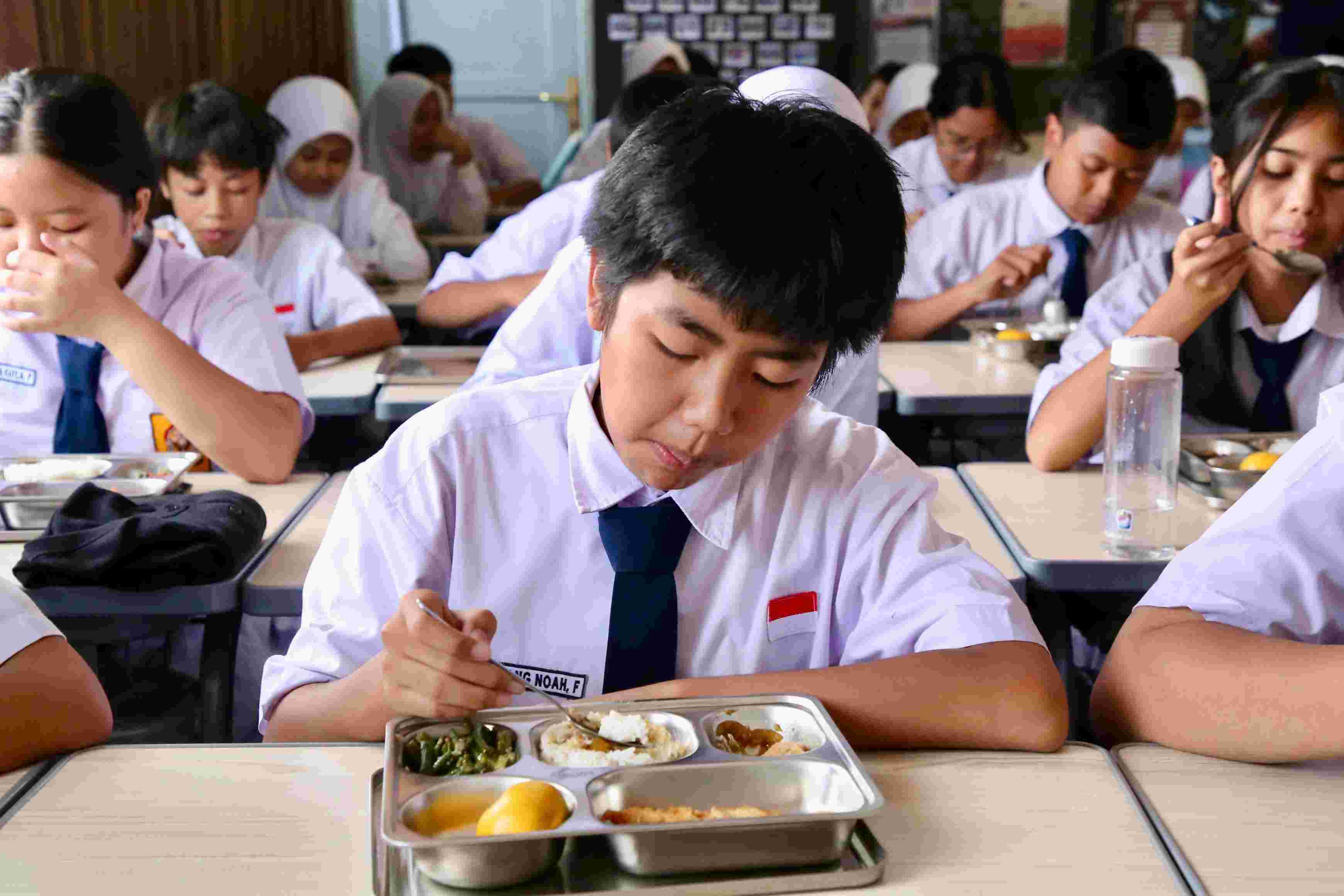 Makan Bergizi Gratis Hari Pertama di Jakarta, 12.054 Porsi Disebar ke 41 Sekolah