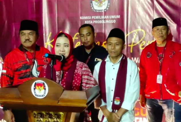 Kader PDIP Sambut Pendaftaran Ning Tiwi dan M. Rachman di KPU Kota Probolinggo