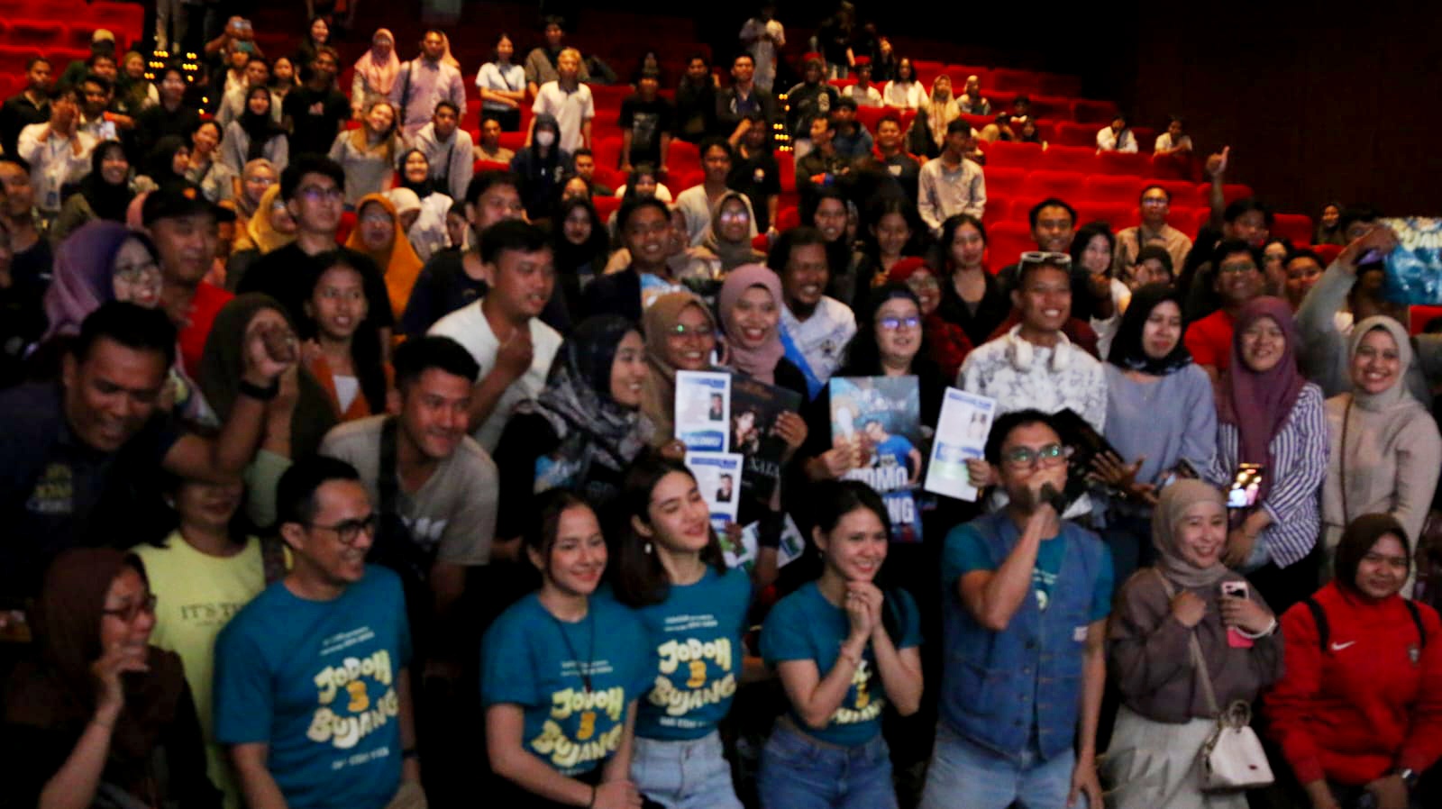 Meriahnya Nobar Film Jodoh 3 Bujang di Surabaya