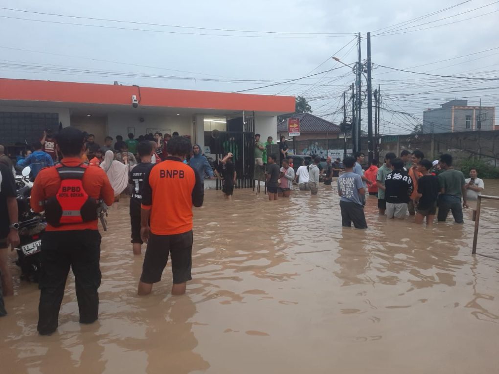 Banjir Bekasi Sampai 3 Meter, Ratusan Rumah Terendam, Warga Dievakuasi dengan Perahu Karet