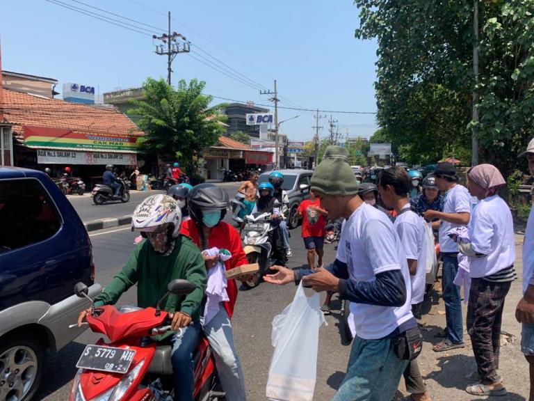 Komunitas Sego Anget Bagi 100.000 Nasi Kotak di Jawa Timur