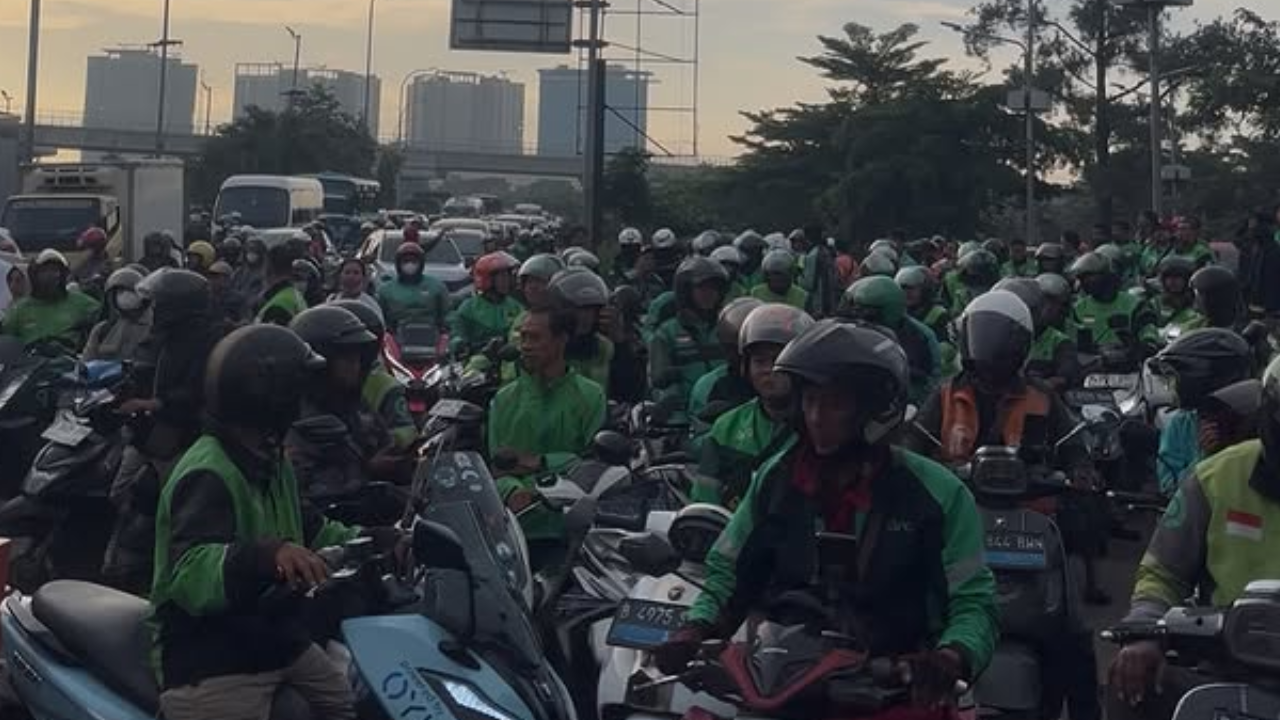 Viral Ratusan Driver Ojol Antri Pembagian THR di Taman Wiladatika Cibubur, Ternyata Cuma Hoaks
