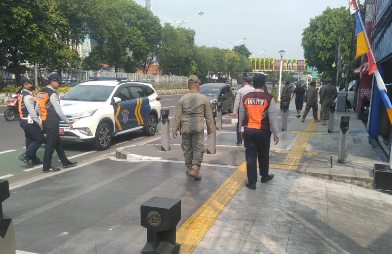 Gunakan Jalur Tunanetra Jadi Tempat Parkir, Satpol PP Tegur Pemilik Usaha 