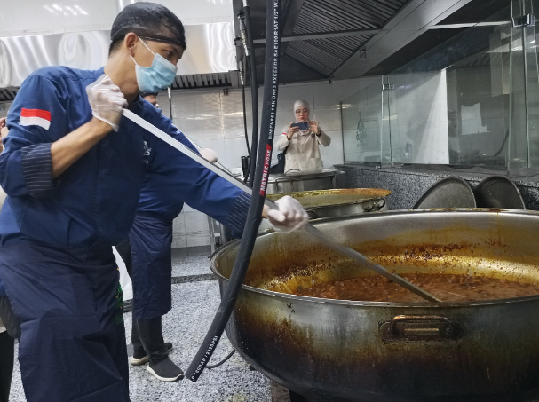 Dapur Uhud Taiba Sajikan Cita Rasa Nusantara untuk Jemaah Haji Indonesia di Madinah