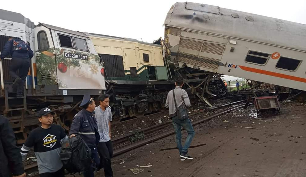 PT KAI Masih Evakuasi Penumpang Korban Tabrakan Kereta di Cicalengka