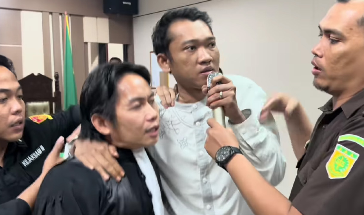 Pengakuan Terdakwa Pembunuhan Keluarga Indramayu Dipatahkan Kakinya Untuk Mengaku