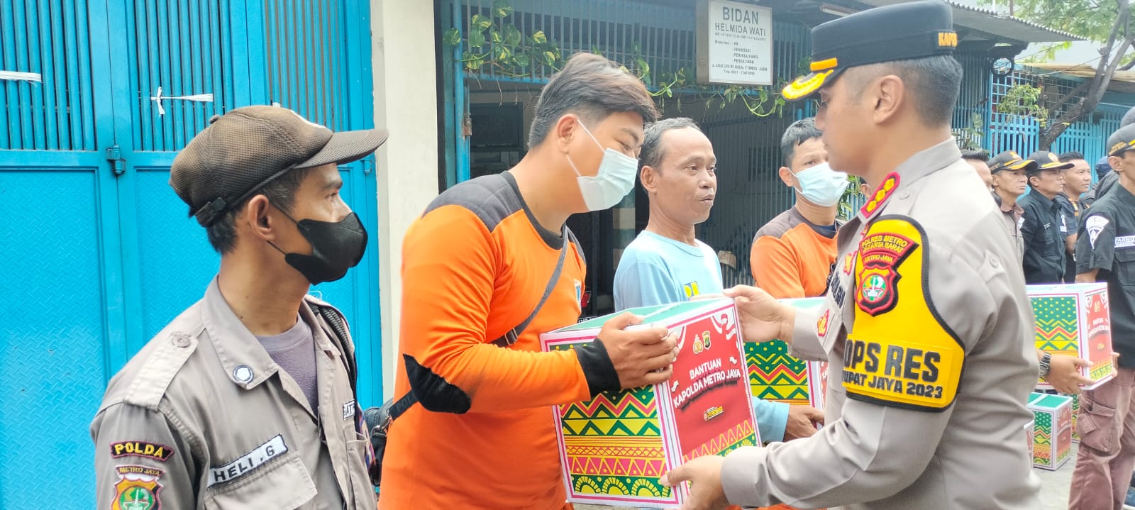 Kapolda Metro Bagi-bagi Paket Sembako Kepada Satpam Komplek di Tambora: Tetap Semangat Bertugas!
