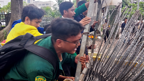 Barikade Kawat Berduri Dijebol, Mahasiswa Mendesak Masuk ke Istana