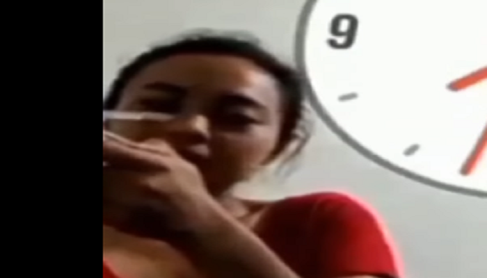 Sambil Ketawa-tawa, Perempuan Berbaju Merah Diduga Santai Hisap Narkoba, Videonya Sempat Diunggah ke Facebook