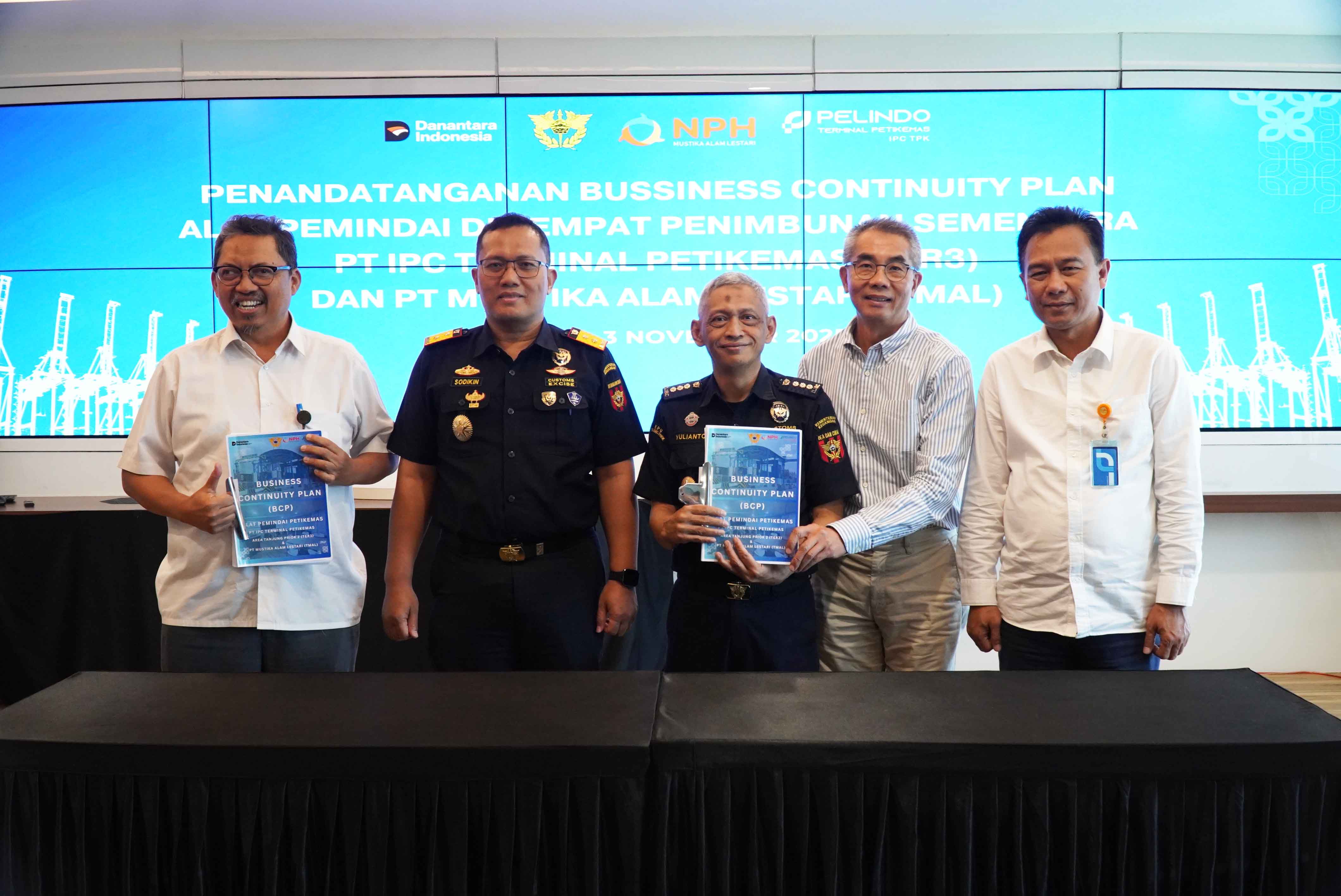 IPC TPK Jadi Garda Kesiapan Operasional Alat Pemindai Petikemas Melalui Penandatanganan BCP