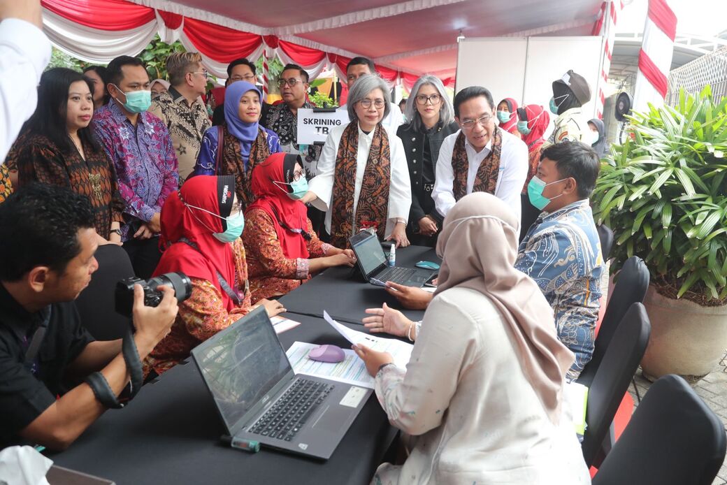 Wamenkes Tinjau Cek Kesehatan dan Vaksinasi Gratis Karyawan SKT Sampoerna di Surabaya