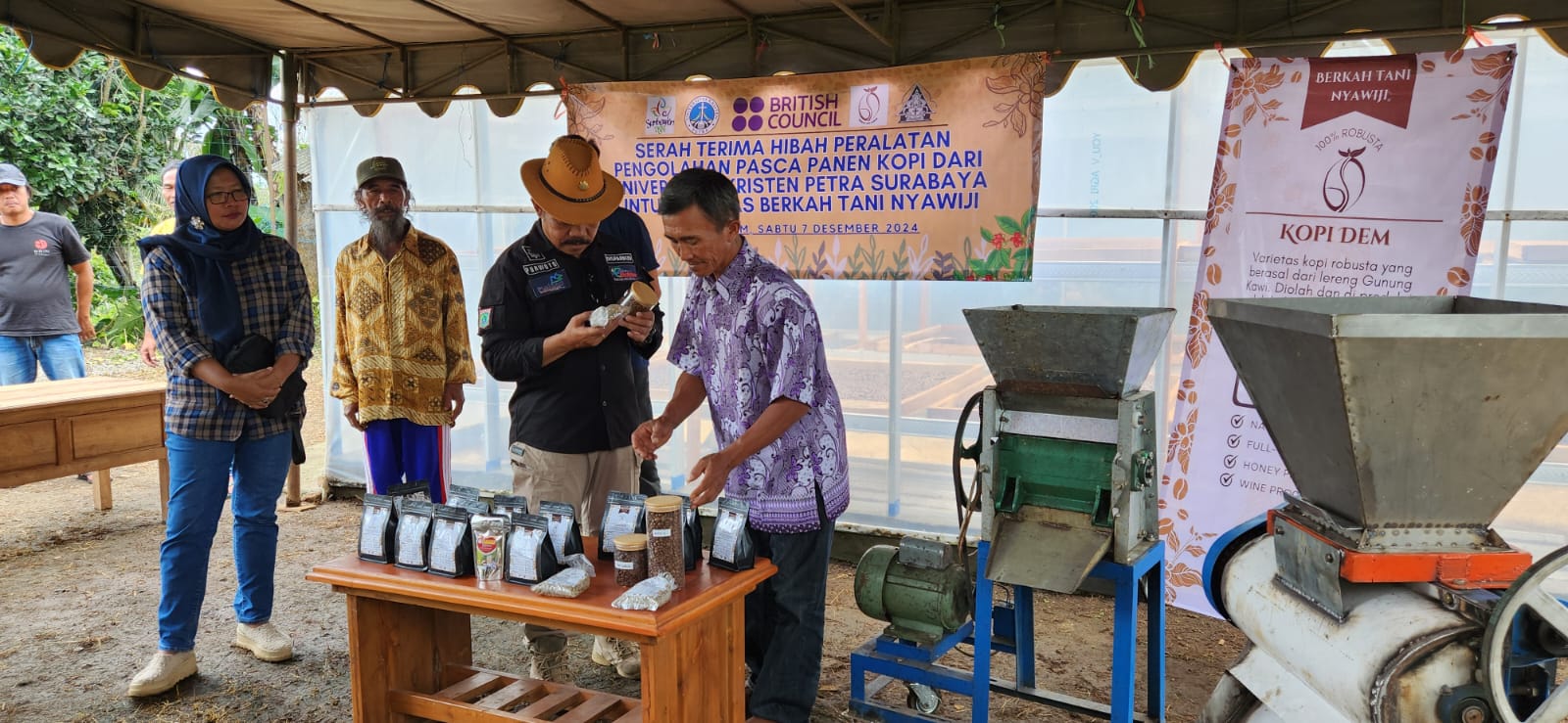 PCU Dorong Kualitas Kopi Lokal di Desa Sumberdem dengan Teknologi Mesin Pulper Bertenaga Surya