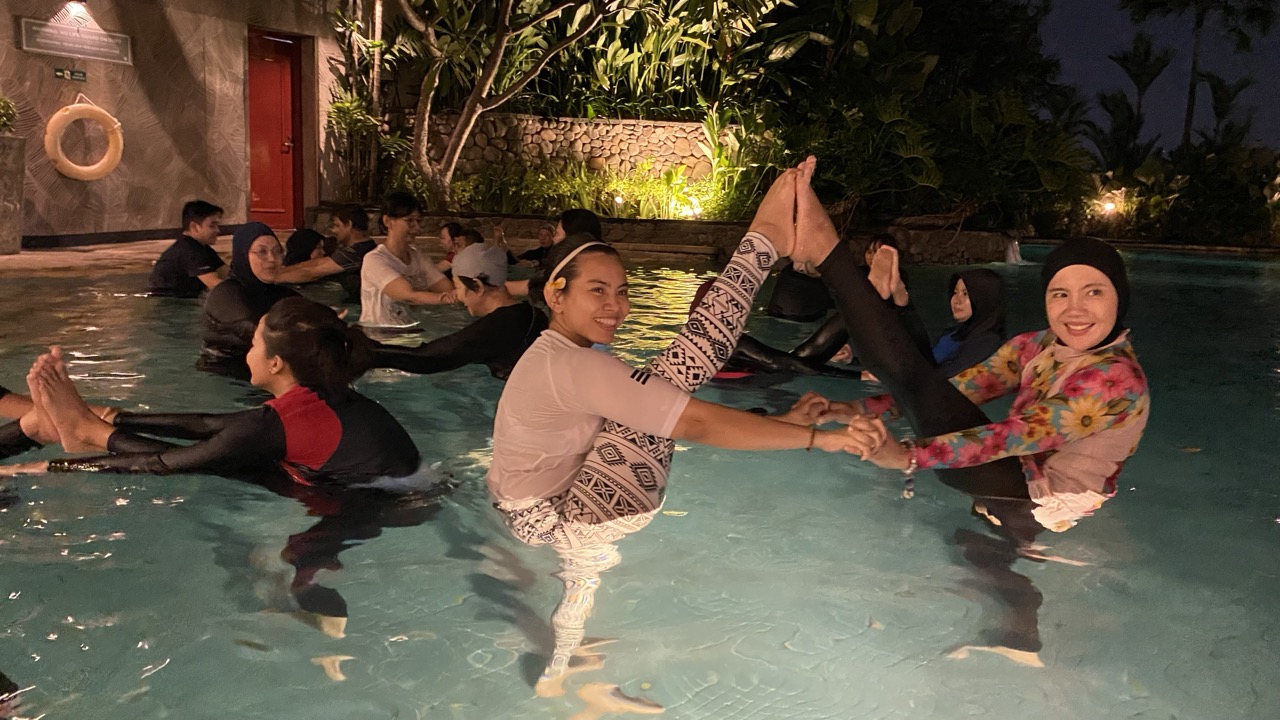 Lepas Stres dengan Sunset Yoga dan Aqua Yoga Dipandu Bodaz