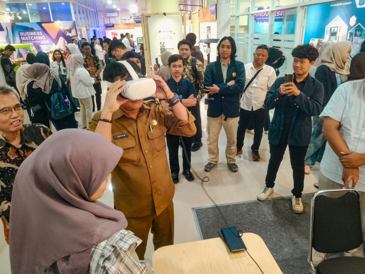 Inovasi Teknologi Universitas Negeri Surabaya dalam Innovnesa 2025: Pamerkan “Jam Tangan” Pemantau Pasien 