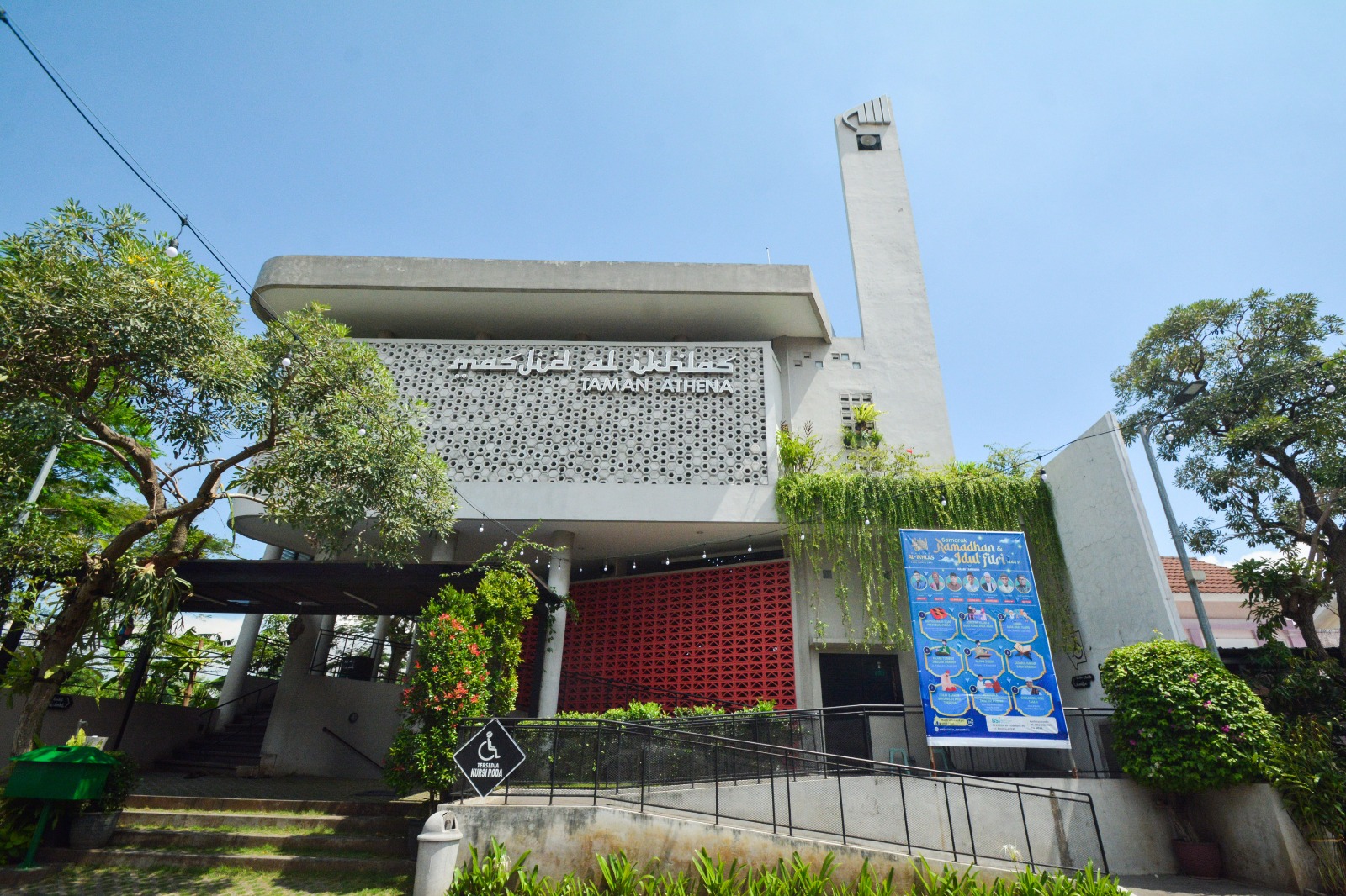 Serial Geliat Masjid Perumahan (Seri 4): Masjid Al Iklhas, Sidoarjo; Sarang Labah yang Eco-Friendly 