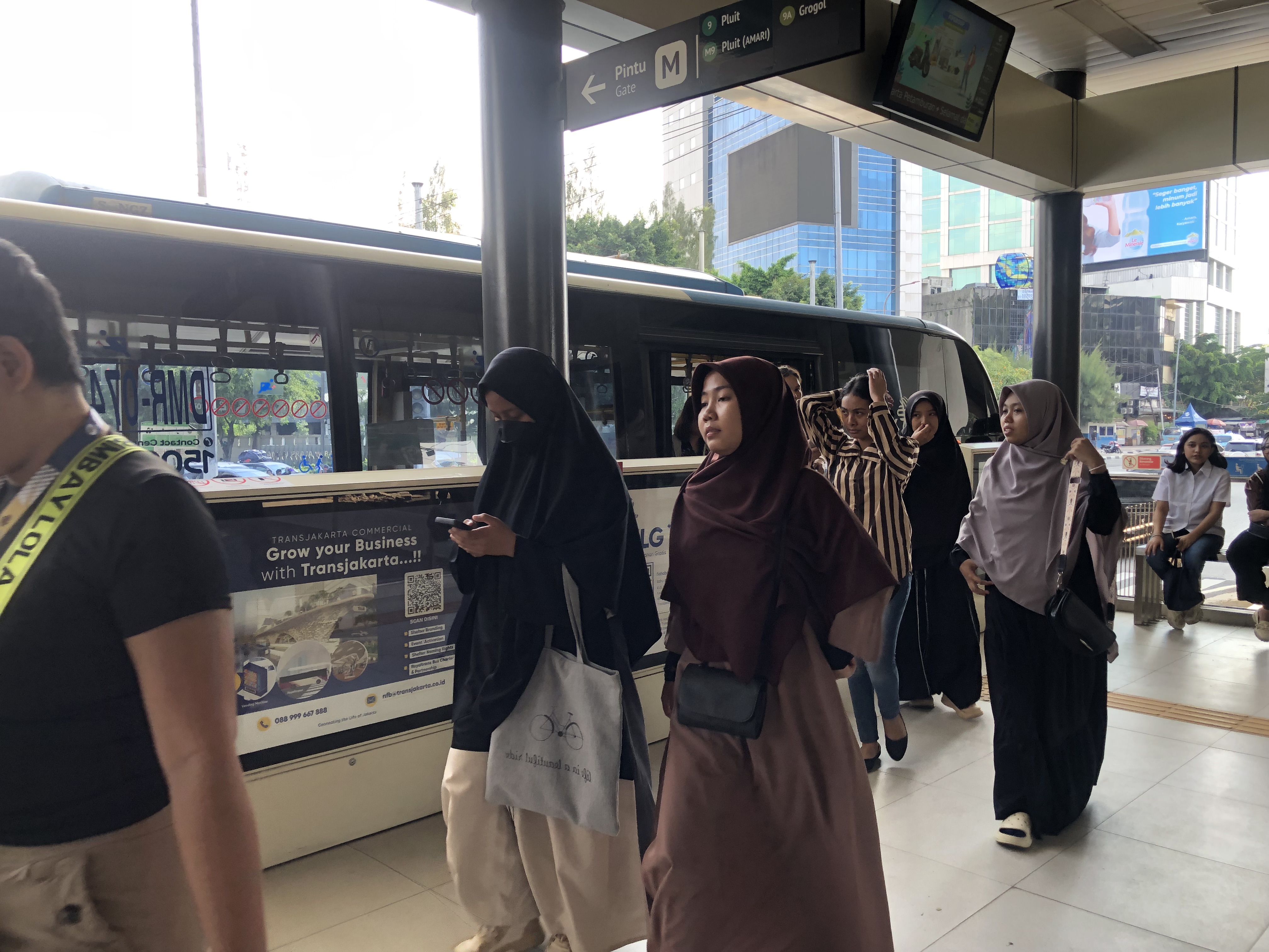 Antusias Masyarakat Jalan-jalan Naik Transjakarta Cuma Rp1 Hari Ini Tinggi, Rela Tinggalkan Kendaraan Pribadi di Garasi