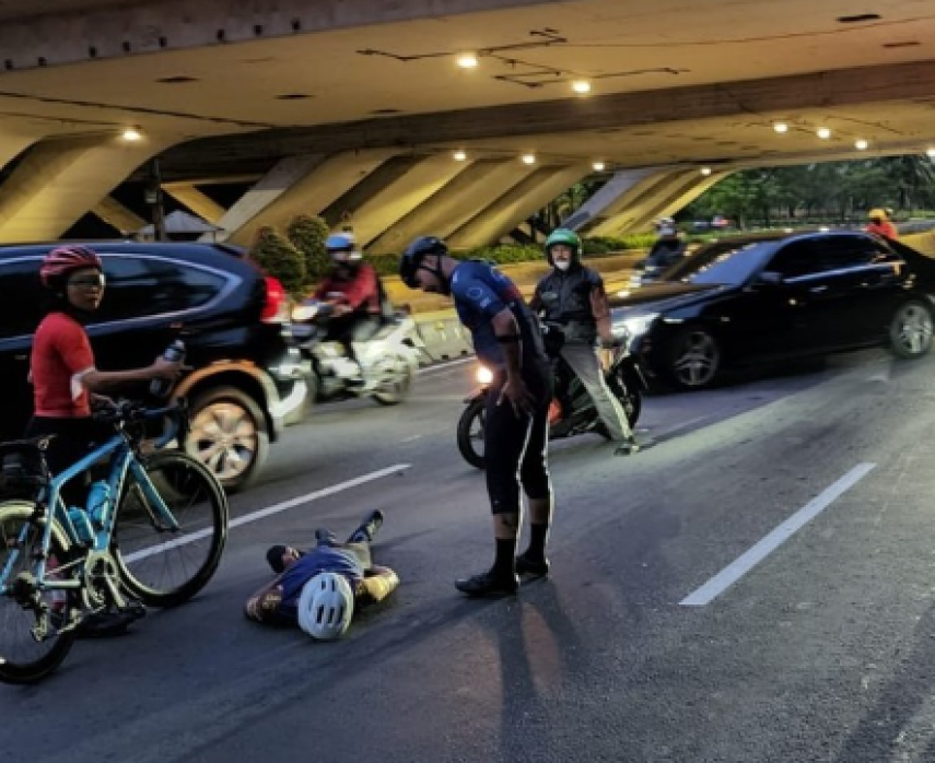 Astaga! Pesepeda Alami Kecelakaan di Turunan Fly Over Semanggi, Sempat Tergeletak di Jalanan