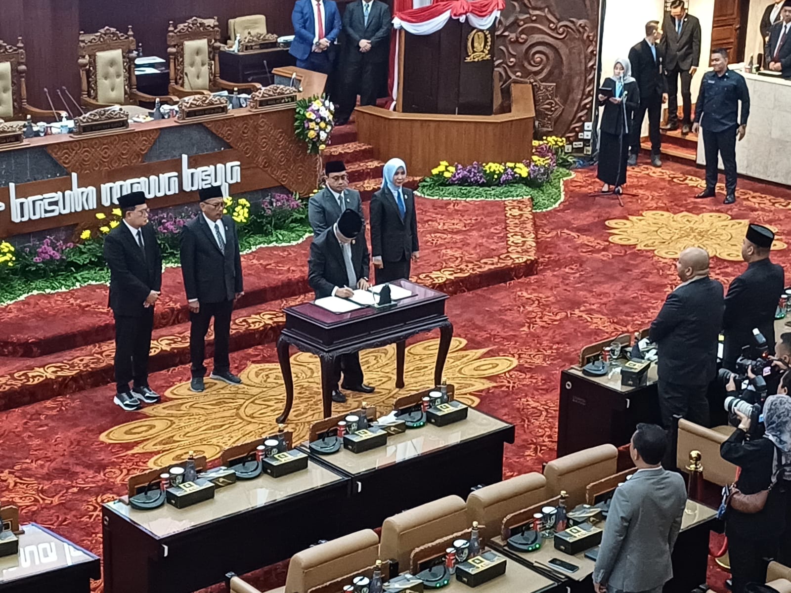 Tok! DPRD Jatim Tetapkan Khofifah-Emil Pemenang Pilgub Jatim, Siap Ajukan ke Presiden RI