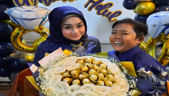 Selamat! Wanita Cantik Ini Resmi Dilamar Komedian Adul, Pakai Seragam Serba Biru Dongker