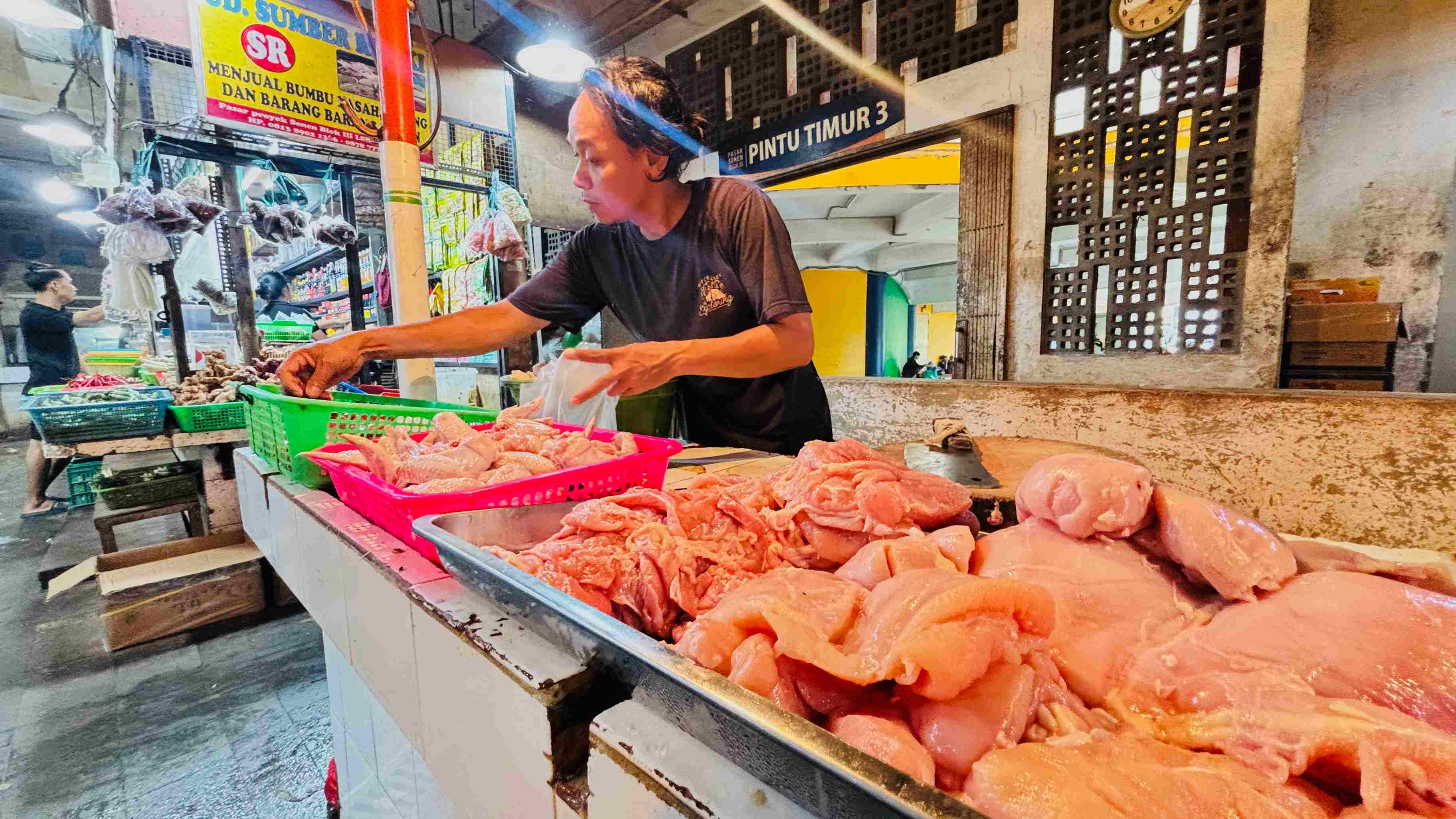 Dolar Melambung, Pedagang Pasar Senen Rasakan Daya Beli Masyarakat Turun