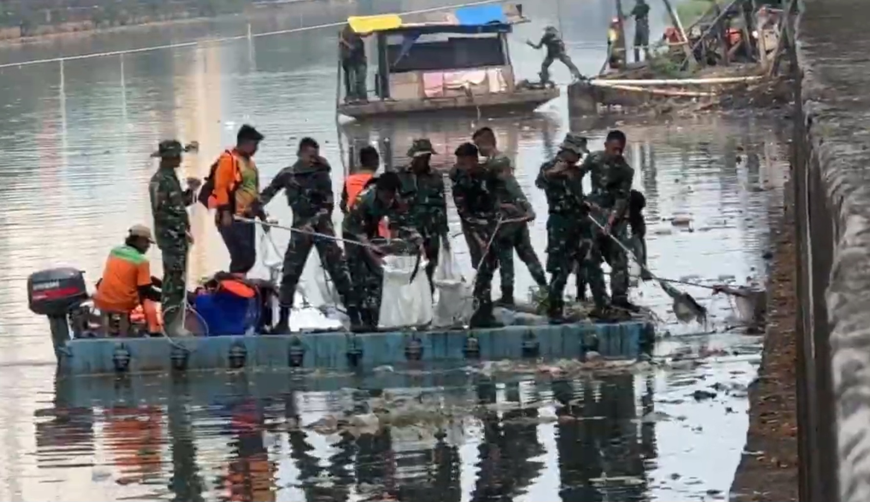 Bersih-bersih Sampah, Ribuan Prajurit TNI Diterjunkan ke Kali Ciliwung