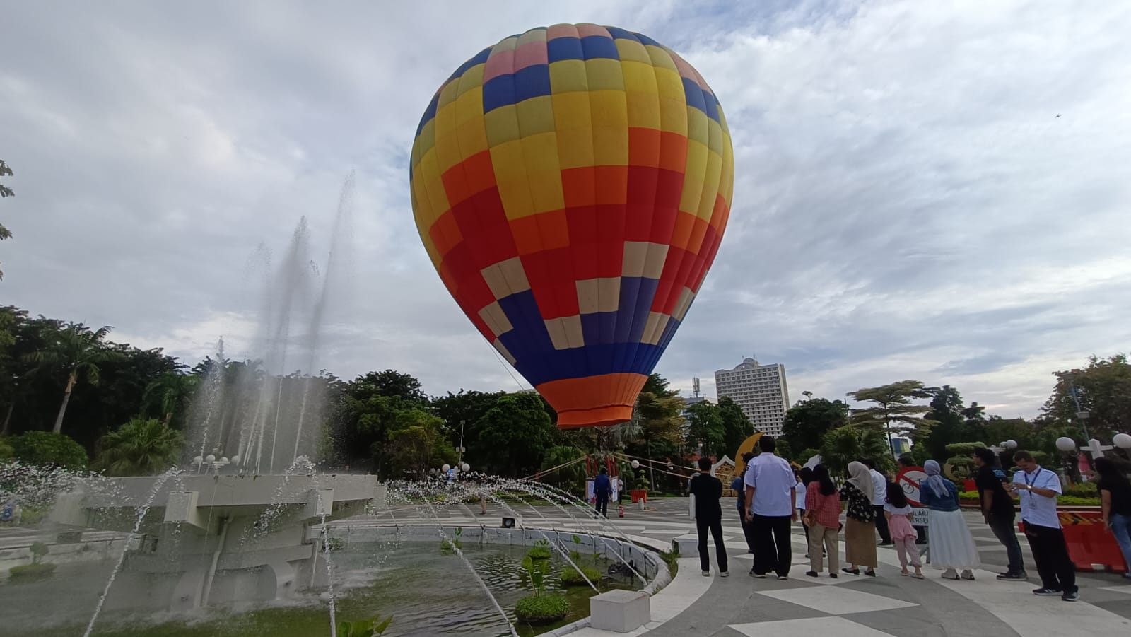 Buka JConnect Ramadan Vaganza 2026, Balon Udara Terbangi Langit Balai Kota Surabaya
