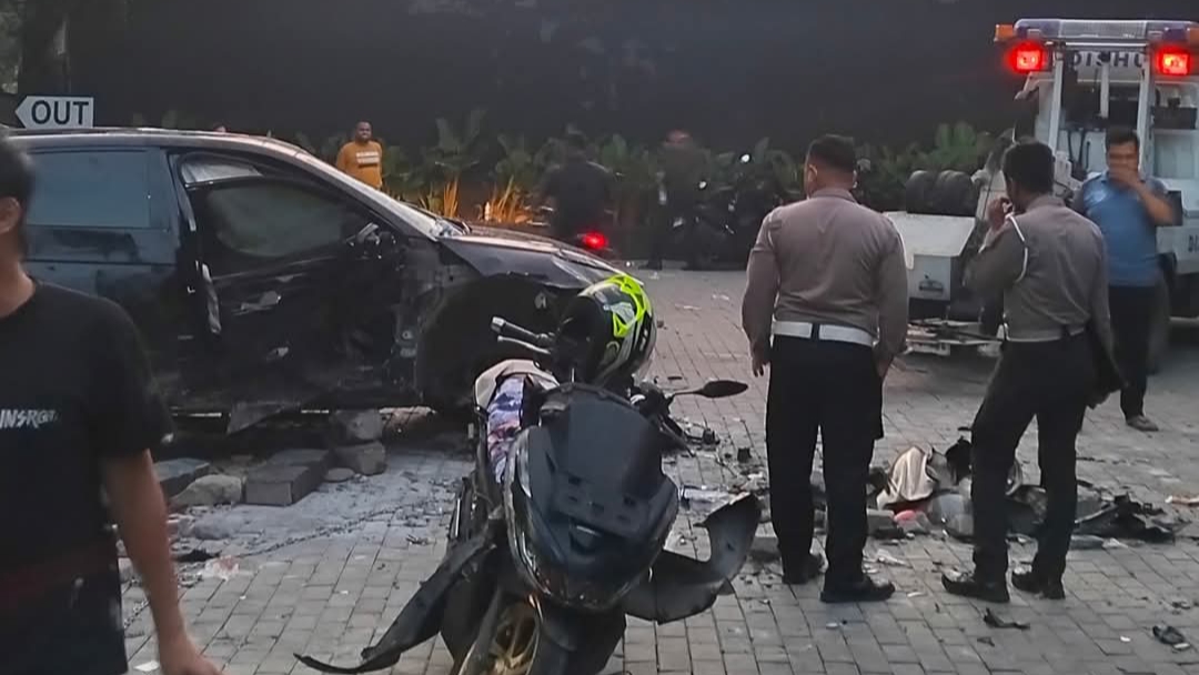 Brak! Ioniq 5 Seruduk Puluhan Motor yang Terparkir di Helens Sunter, 4 Orang Luka-luka