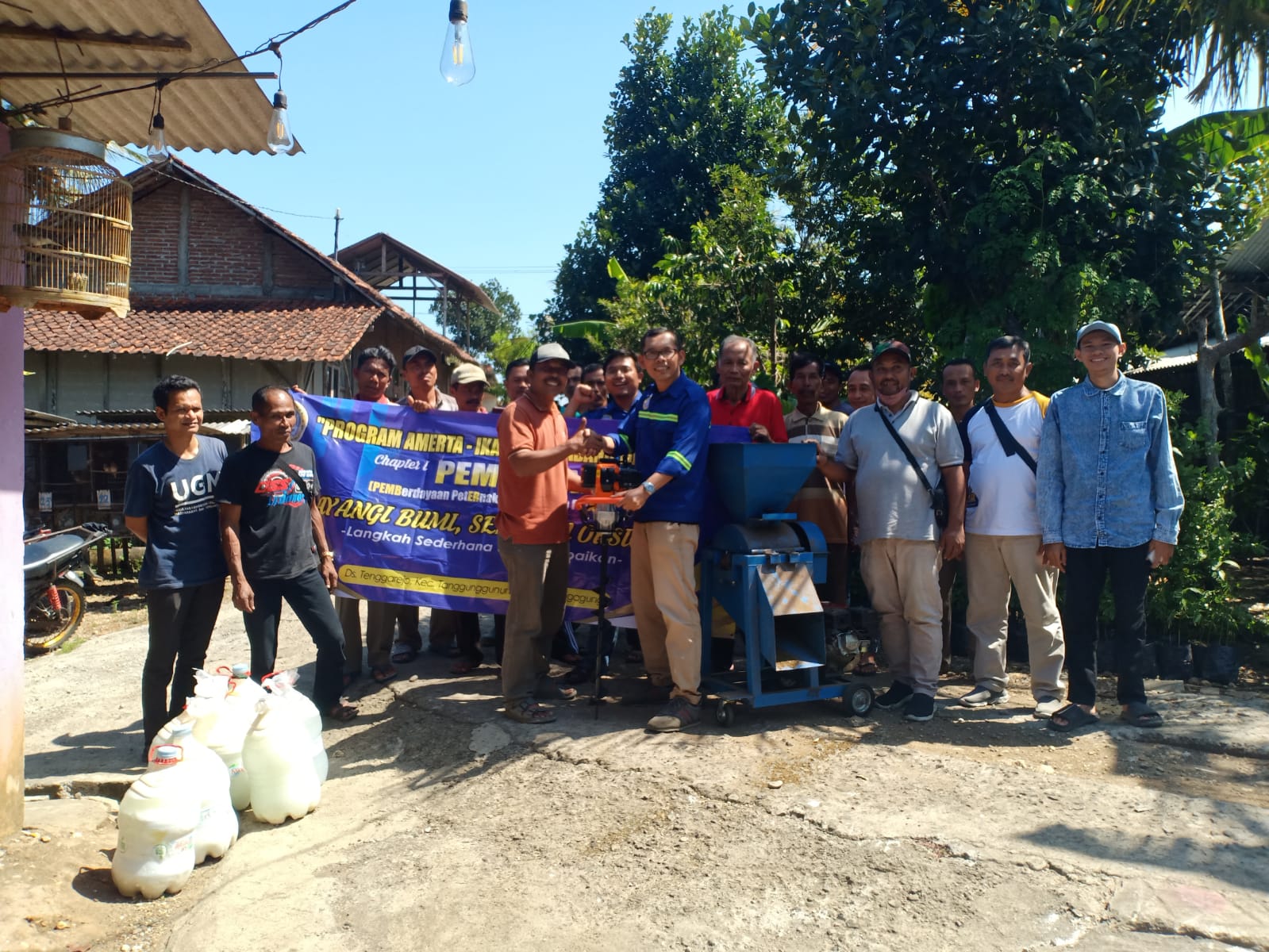 Dengan Chapter Pemberani, IKA Unair Cabang Tulungagung dan KPHL Sendang Bantu Warga Tenggarejo Kembalikan Kesuburan Tanah