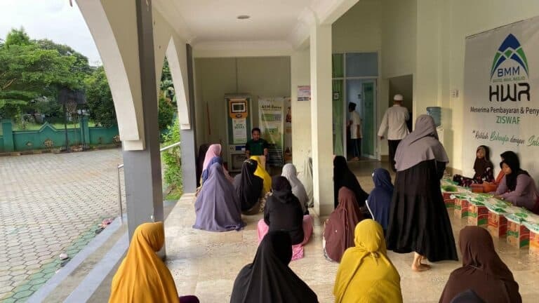 Dompet Dhuafa Bersama Berbagi Beras Indonesia, Berikan Bantuan Langsung Melalui ATM Beras Bagi Puluhan Warga Karadenan