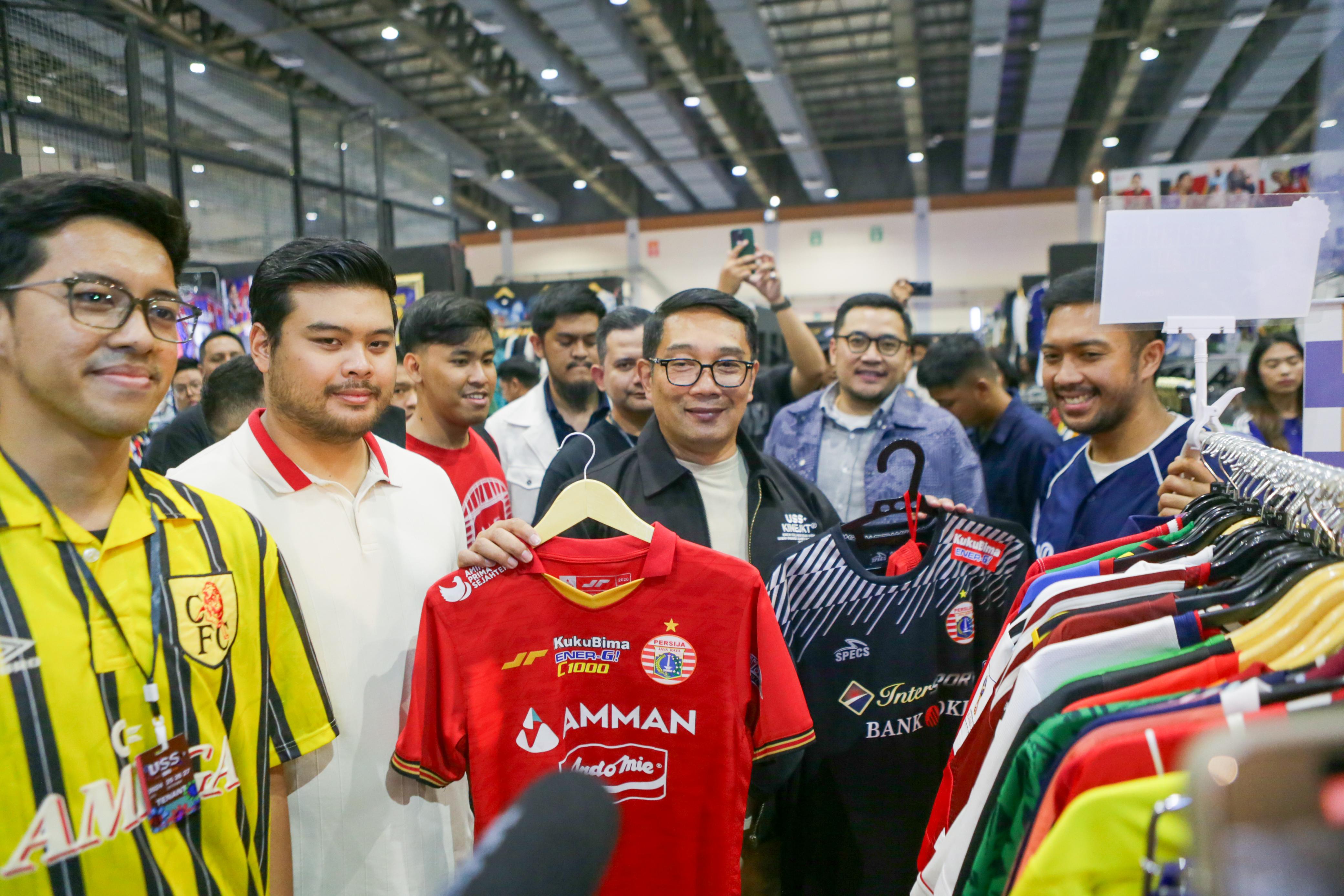 Hadir ke USS 2024, Ridwan Kamil Borong Jersey Timnas dan Persija