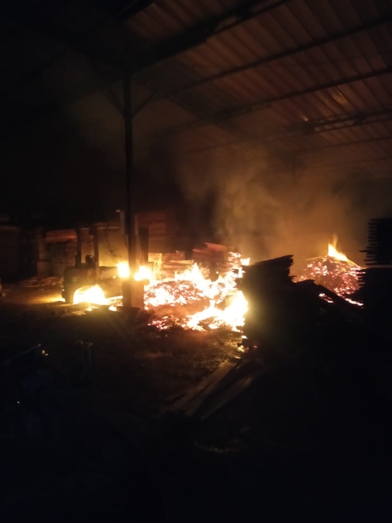 Pabrik Kayu Musnah Terbakar