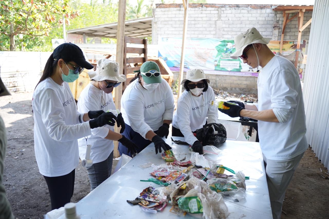 Ladies! Kamu Bisa Selamatkan Bumi Lewat Makeup dan Kecantikan, Ini Caranya