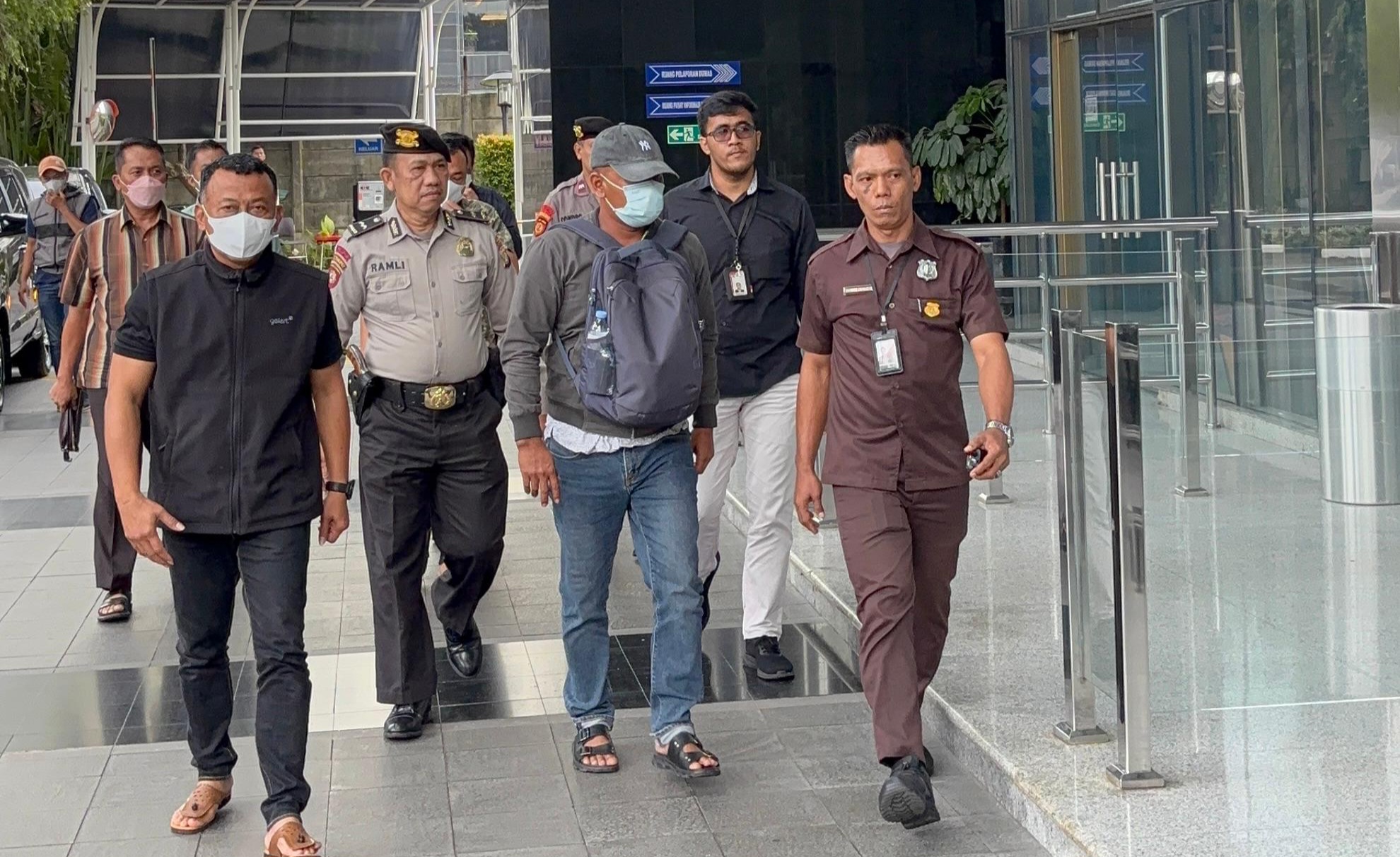 Kena OTT, Bupati Ponorogo Sugiri Sancoko Pilih Bungkam saat Tiba di Gedung Merah Putih KPK 