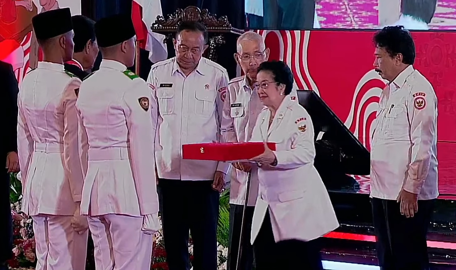 Megawati Serahkan Duplikat Bendera Pusaka ke 21 Kepala Daerah Secara Simbolis, Diawali oleh Sri Sultan Hamengkubowono