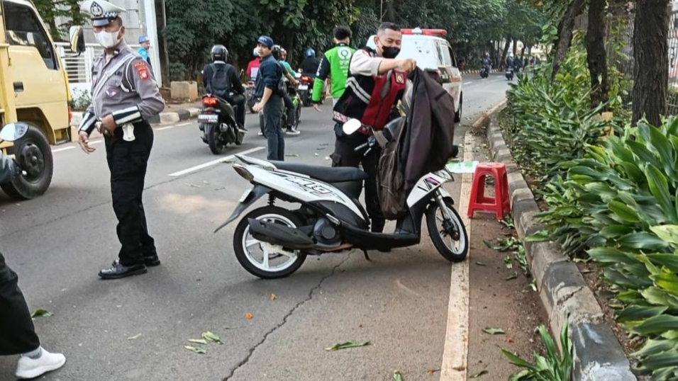 Pemotor Vario Tutup Usia Usai Hantam Pembatas Jalan di Jalan TB Simatupang
