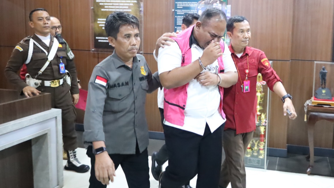 Sambil Terisak, Kabid Kebersihan DLH Tangsel Jadi Tersangka Baru Korupsi Pengelolaan Sampah!