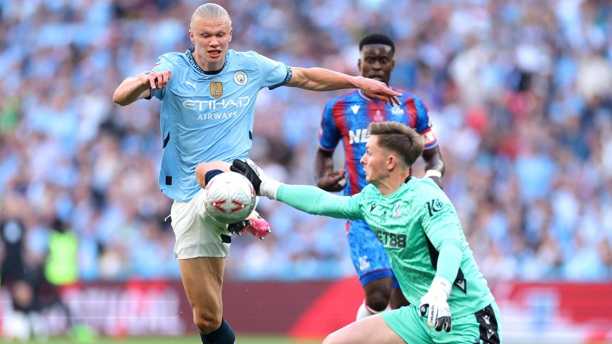 Man City Kalah Karena Handball Kontroversial Dean Henderson, Layak Dapat Kartu Merah?