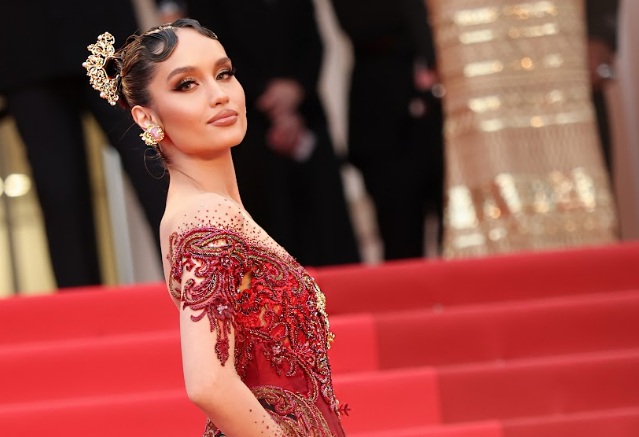 Kenakan Kebaya dan Batik, Cinta Laura Bawa Simbol Kekuatan Perempuan Indonesia Mendunia di Cannes 