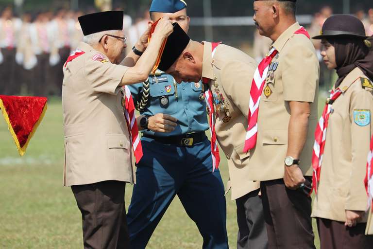 Wapres Sematkan Lencana Melati Pramuka kepada Arum Sabil