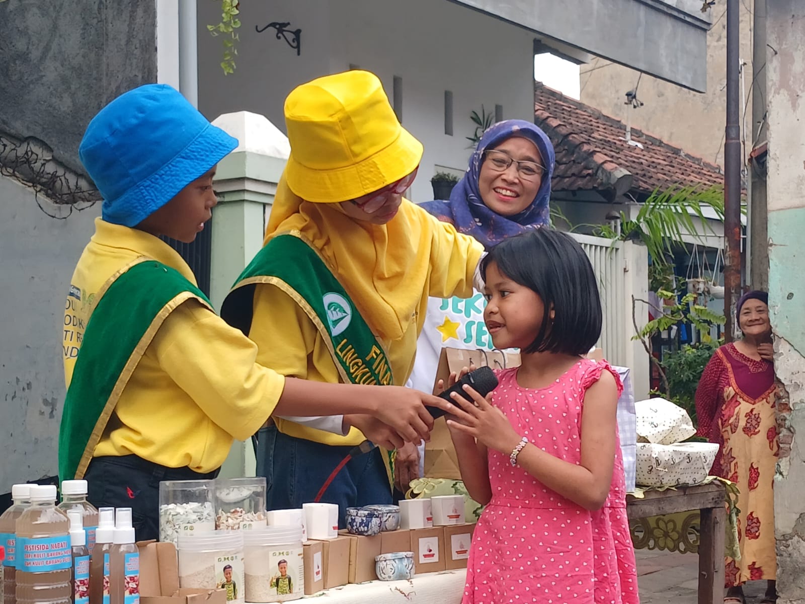 Finalis Pangeran dan Putri Lingkungan Hidup Surabaya 2024 Gelar Kegiatan Peduli Lingkungan di Kelurahan Kertajaya